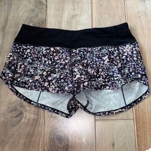 Lululemon Hotty Hot Short 2.5